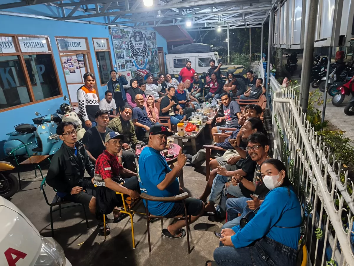 Suasana penuh keakraban mewarnai Posko FRKP West Borneo Vespa Lovers di Jalan Purnama, Pontianak, saat menerima kunjungan scooterist dari Bogor, Mojokerto, Sragen, Sumatera Utara, dan Sulawesi Selatan usai mengikuti Parade Scooter Borneo XXI di Temajok, Kabupaten Sambas. (Dok. Pontianak Globe)