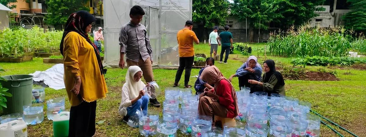 Keterbatasan lahan di kawasan perkotaan bukan lagi menjadi penghalang untuk bercocok tanam.   (Dok. Universitas Trilogi)