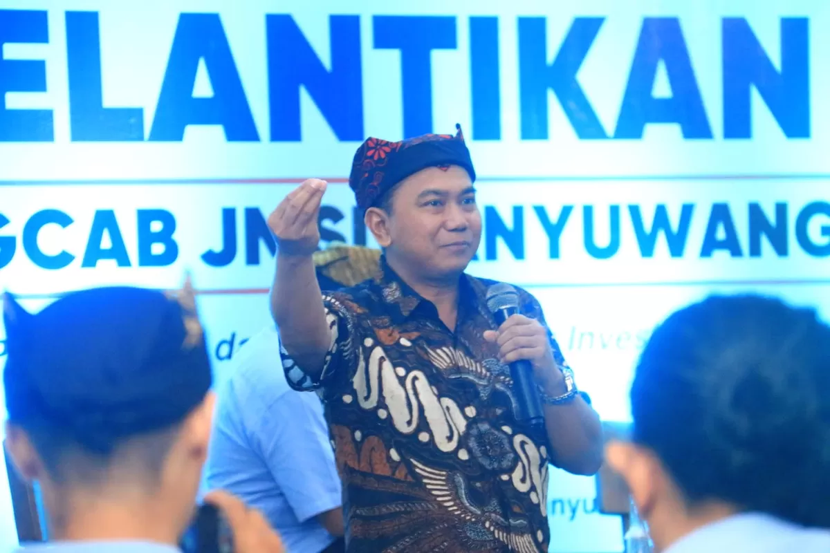 CEO Promedia Grup Agus Sulistriyono saat menyampaikan materi tentang tantangan dan peluang industri media di era kecerdasan buatan (AI) dalam workshop JMSI Banyuwangi.