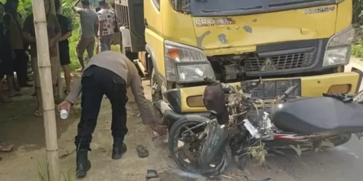 Kondisi sepeda motor yang ringsek akibat bertabrakan dengan truk. (Dok. Humas Polres Sekadau)