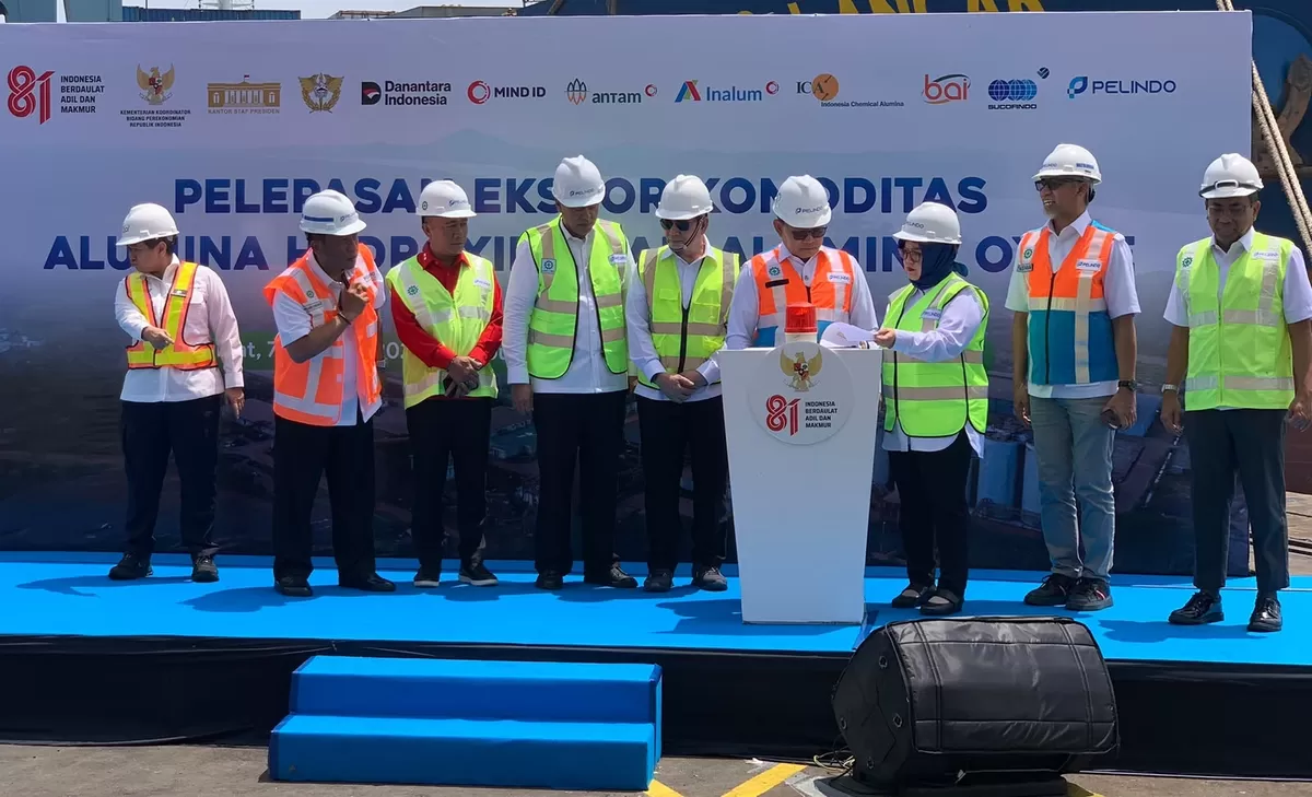Pelepasan aluminium Hydroxide dan aluminium Oxide di  Pelabuhan Dwikora, Pontianak, Jumat (7/8/2026). (Wilhelmus Triputra)