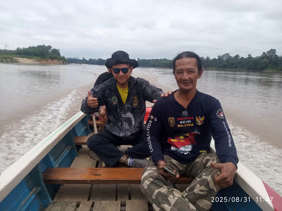 Setahun berlalu, namun kenangan perjalanan investigasi ke Desa Inggis, Kecamatan Mukok, Kabupaten Sanggau masih membekas. Menyusuri Sungai Kapuas, bertemu warga, mendengar langsung cerita mereka, hingga melihat kondisi di lapangan dilakukan Br Stephanus Paiman OFM Cap. (Dok. FRKP)