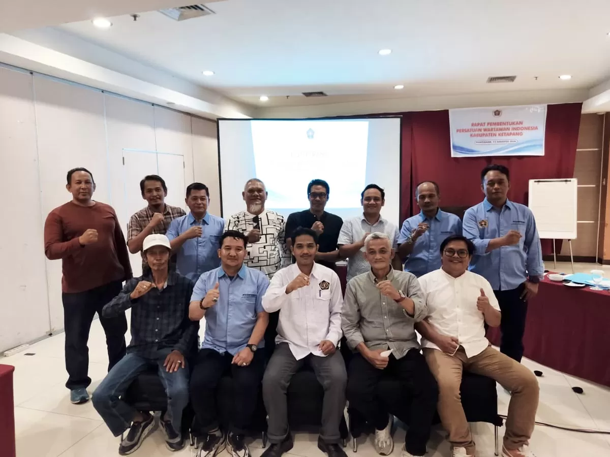 Ketua PWI Kalbar Kundori saat menyerahkan berita acara kepada Ketua PWI Ketapang Terpilih Supriadi, Rabu (12/8/2026).