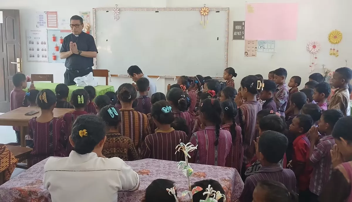 Padre Marco mengunjungi dan memberikan berkat kepada guru dan murid SDK Lewouran, Ilebura, Flores Timur, Rabu (5/8/2026). (Stanislaus Jumar Sudiyana/PWKI)