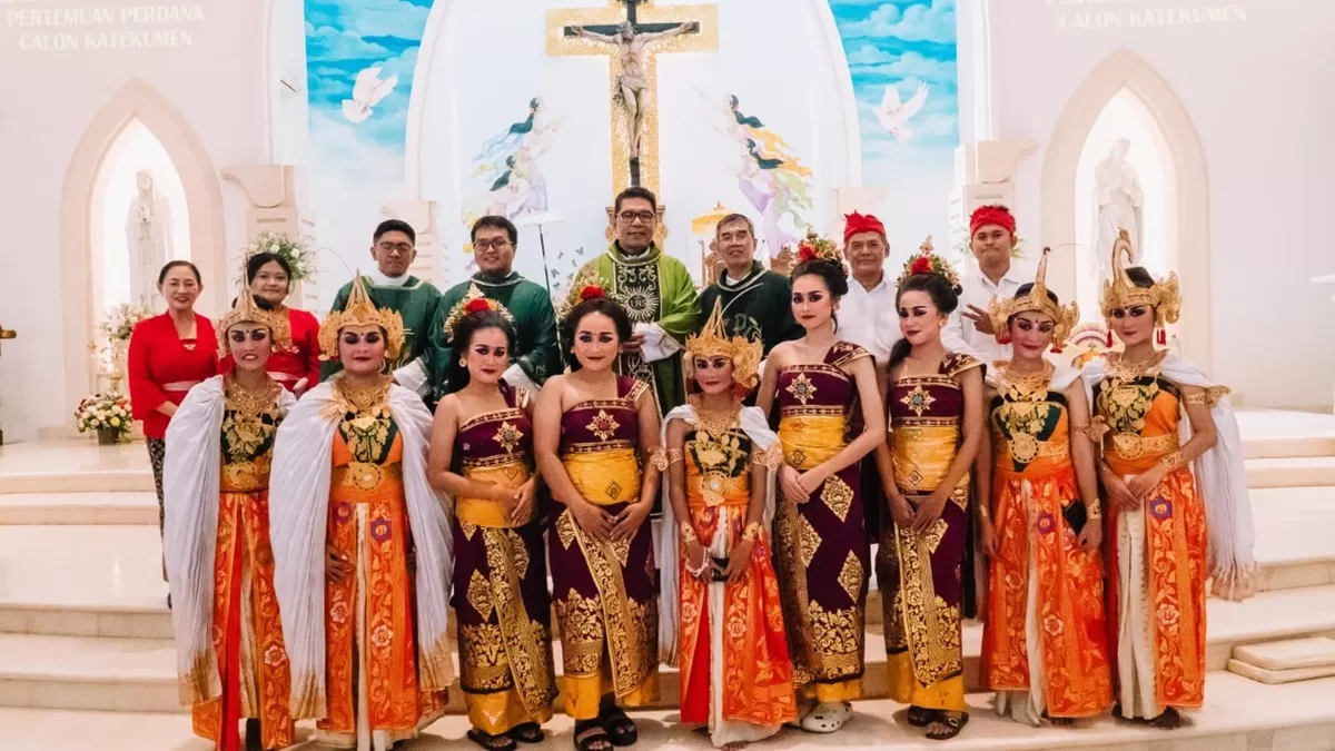Pater Markus Solo Kewuta, SVD, berfoto bersama para konselebran dan penari seusai Misa Inkulturasi Bali di Gereja Katolik St. Fransiskus Xaverius Kuta, Bali, Minggu (09/08/2026).
