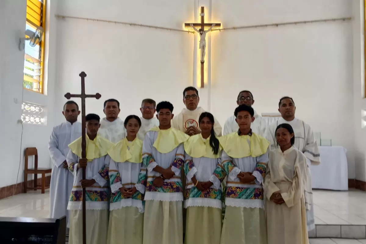 Pater Marco Solo Kewuta SVD menjadi selebran utama dalam Misa Syukur di Gereja Stasi Santo Petrus, Lewouran, Lewotobi, Flores Timur, NTT, Selasa (4/8/2026) (Stanislaus Jumar Sudiyana/PWKI)