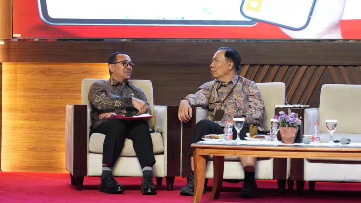 Sekretaris Daerah Kabupaten Bengkayang, Yustianus SE MM memandu jalannya Audiensi Forum Sekretaris Daerah Seluruh Indonesia (Forsesdasi) Komisariat Wilayah Kalbar Tahun 2026 sebagai moderator di Aula Lantai 1 Kementerian PANRB, Jakarta, Selasa (28/7/2026).  (Dok. Humas Setda Bengkayang)