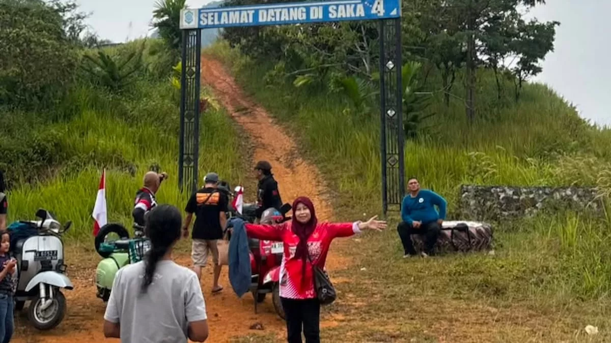 FRKP WB Vespa Lovers mengibarkan Bendera Merah Putih di Puncak Saka 4, Desa Andeng, Kecamatan Sengah Temila, Kabupaten Landak, sebagai wujud penghormatan kepada para pahlawan sekaligus mempererat kebersamaan melalui kegiatan sosial dan touring. (Dok. FRKP)
