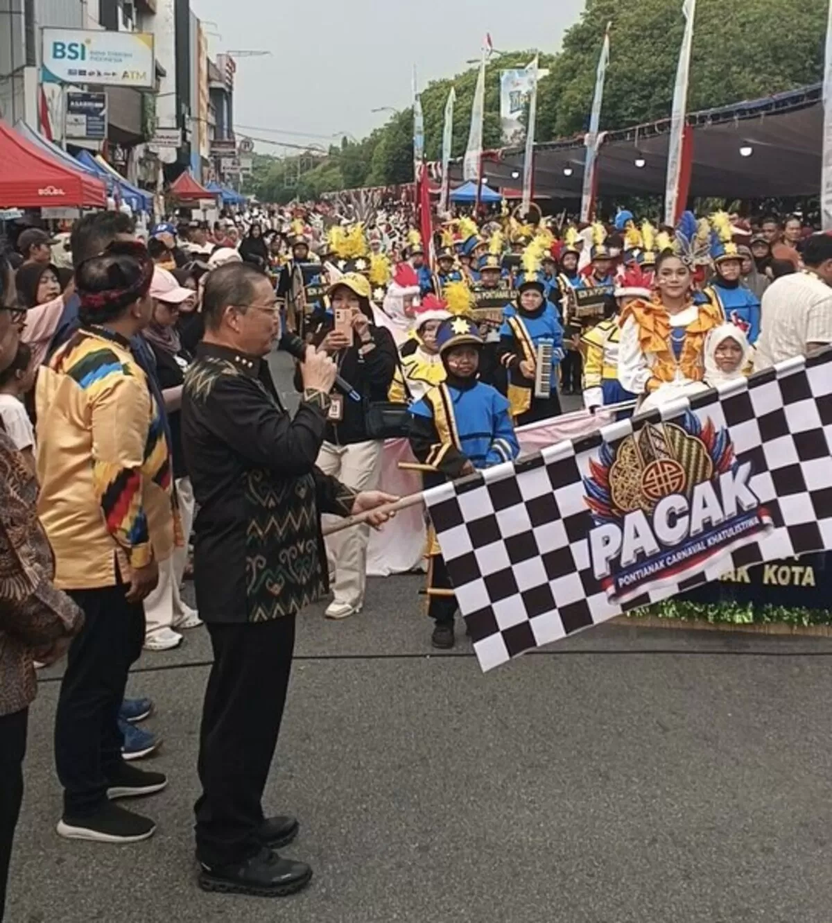 Gubernur  Kalimantan Barat, Ria Norsan, membuka Puncak Carnaval Khatulistiwa (PACAK) 2026, di Jalan Diponegoro, Minggu 16 Agustus 2026 (Wilhelmus Triputra)