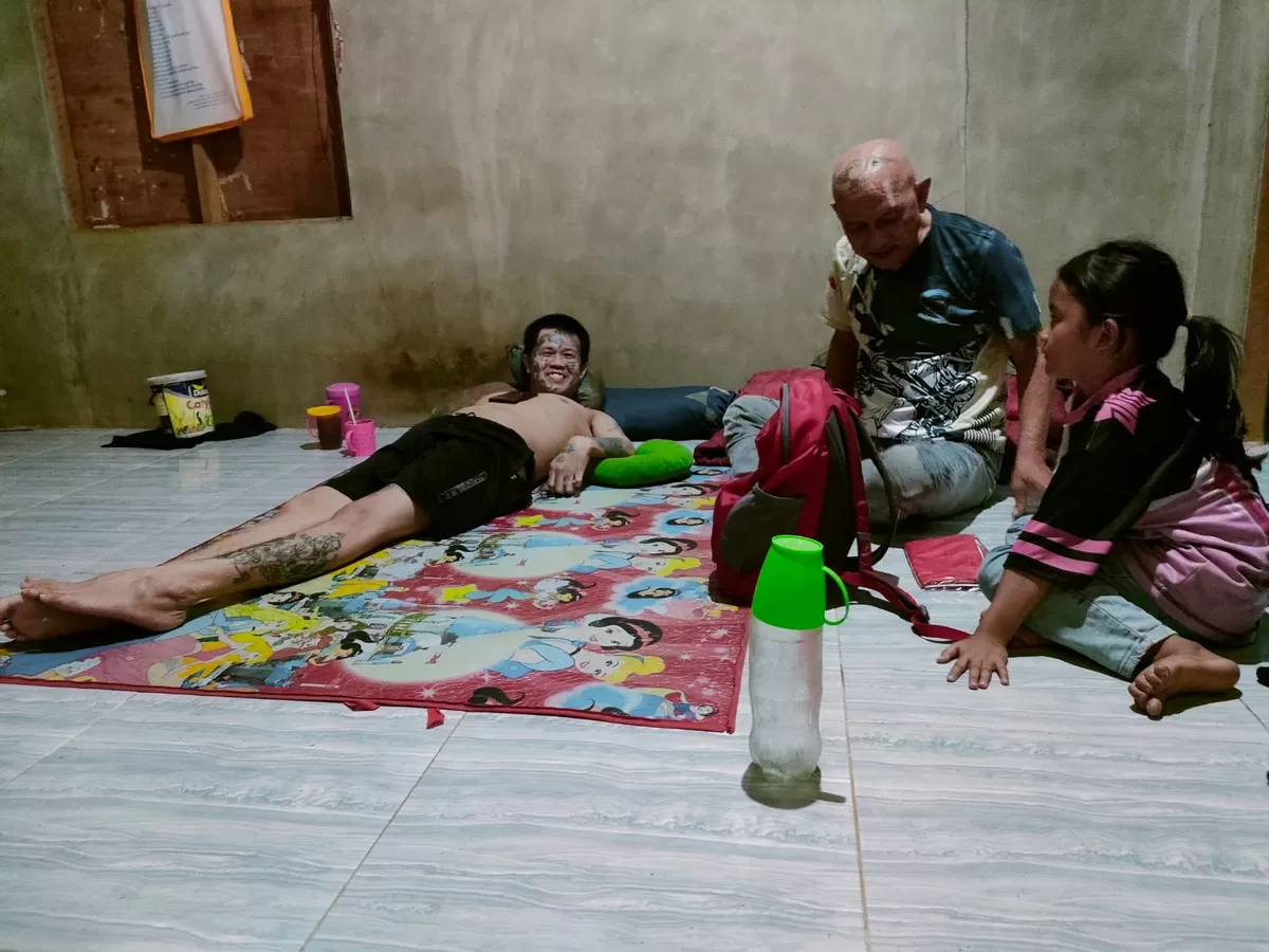 FRKP WB Vespa Lovers menyerahkan bantuan sembako, uang tunai, dan Bendera Merah Putih kepada Jiki, anggota Vespa Landak yang mengalami kelumpuhan akibat kecelakaan lalu lintas. Aksi sosial ini digelar di sela kegiatan TMP ke-8 di Jelimpo. (Dok. FRKP)