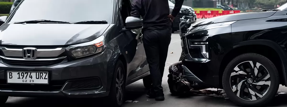 Dugaan oknum gesek nomor rangka mobil di kawasan parkiran GBK, Jakarta Pusat.  (Threads/dr.debby_linn)