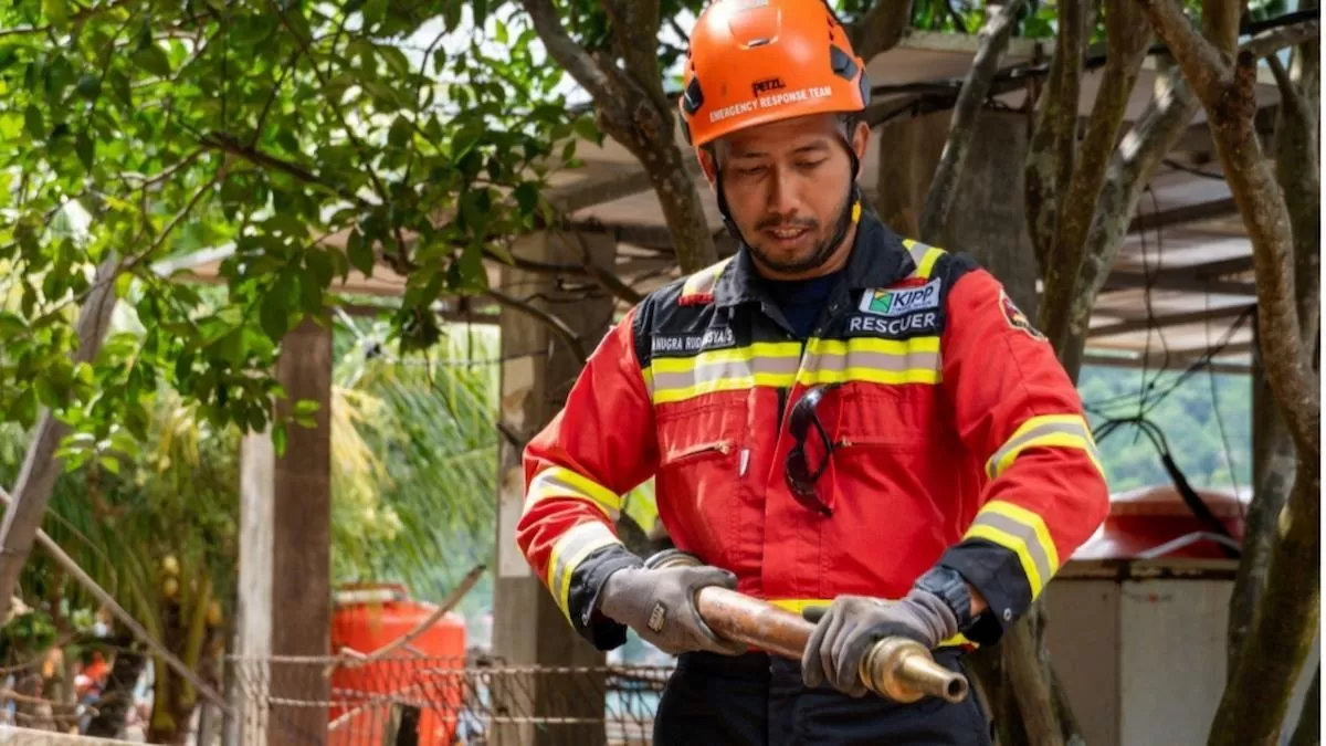 Tim HSE Kawasan Industri Pulau Penebang memberikan contoh penggunaan alat pemadam kebakaran kepada peserta pelatihan Desa Tangguh Bencana kepada warga Desa Pelapis. Masyarakat menjadi bagian penting sistem mitigasi bencana sesuai dengan Peraturan BNPB Nomor 7 Tahun 2025. (Destana)