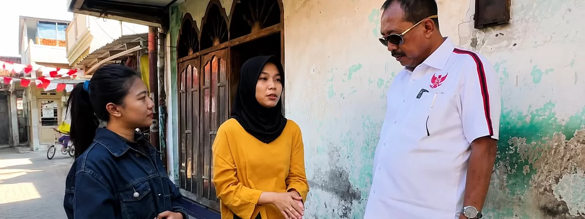 Mahasiswi berprestasi Unesa mengeluhkan perbedaan desil yang sempat jadi kendala mengajukan beasiswa pada Wakil Wali Kota Surabaya Armuji.  (Instagram/cakj1)