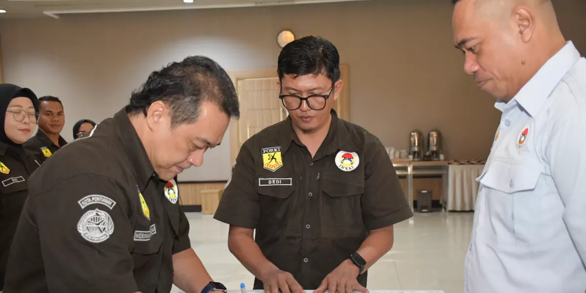 Ketua Umum Inkai Kalbar Satarudin (kanan) menyaksikan Ketua Umum Inkai Kota Pontianak periode 2026&ndash;2030  Heriyadi (kiri) menandatangi SK pengurus Inkai Kota Pontianak. (Dok. Inkai Kota Pontianak)