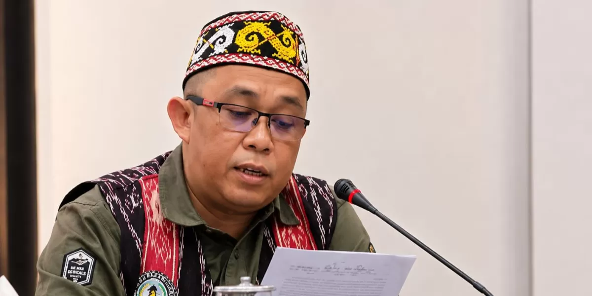 Pengurus Dewan Adat Dayak (DAD) Kota Pontianak yang juga Direktur Pusat Studi Borneo, Teddy Velantino, menegaslan masyarakat adat menolak kriminalisasi, bukan menolak perlindungan lingkungan. (Dok. Pontianak Globe)