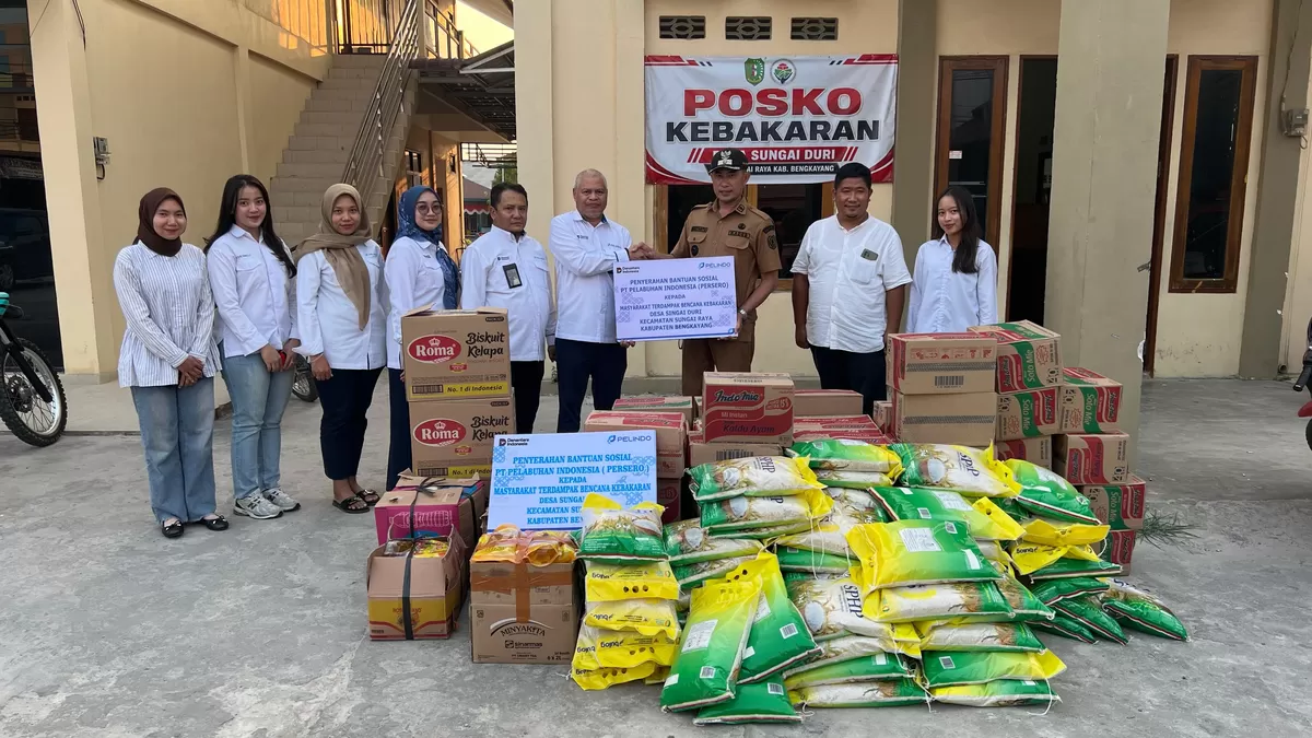 PT Pelindo Regional 2 Pontianak bersama anak perusahaan atau ANPER menyalurkan bantuan sembako kepada masyarakat yang terdampak bencana kebakaran di Desa Sungai Duri, Kecamatan Sungai Raya, Kabupaten Bengkayang, Kalimantan Barat, Selasa (25/8/2026).   (Wilhelmus Triputra)