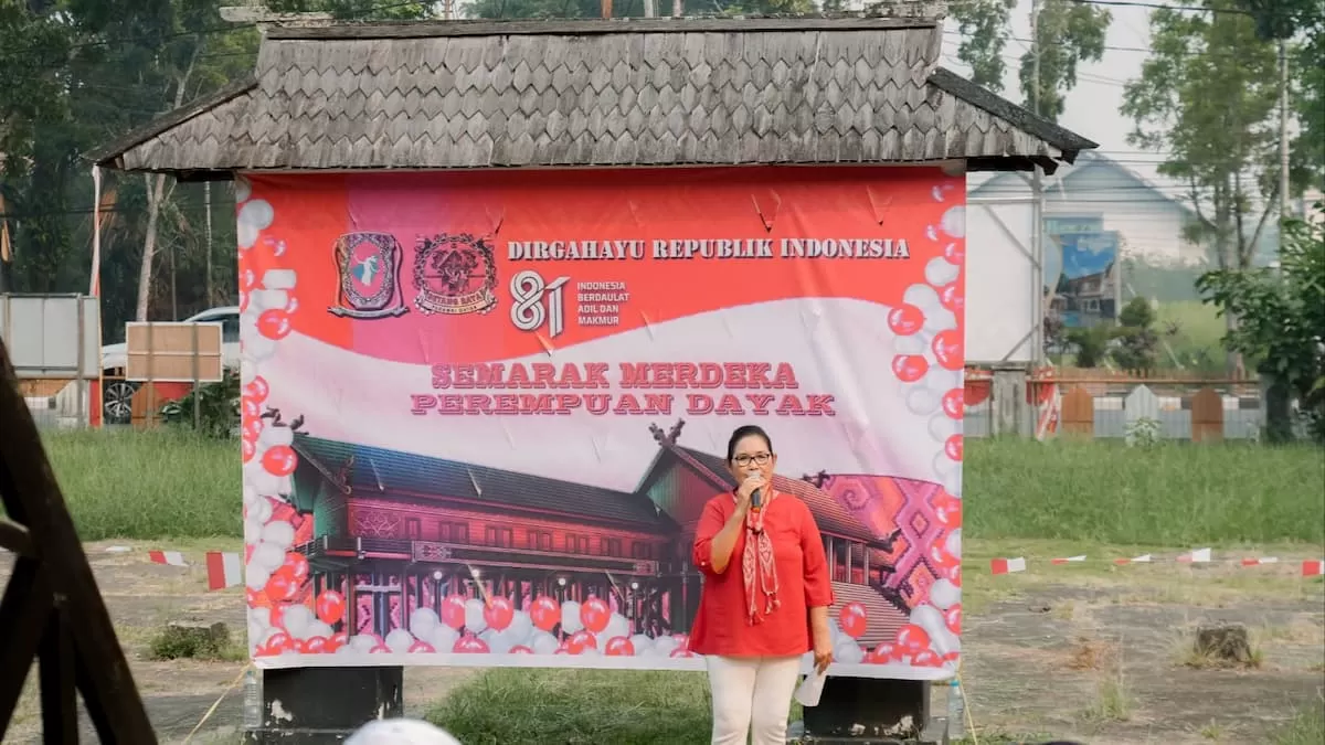 Ketua Umum P2D Kalbar, Dra. Fransiska Editawaty Soeryamassoeka, menegaskan bahwa sistem perladangan masyarakat Dayak tidak dapat disamakan dengan praktik pembakaran hutan yang menyebabkan kebakaran hutan dan lahan (karhutla). (Dok. Pontianak Globe)