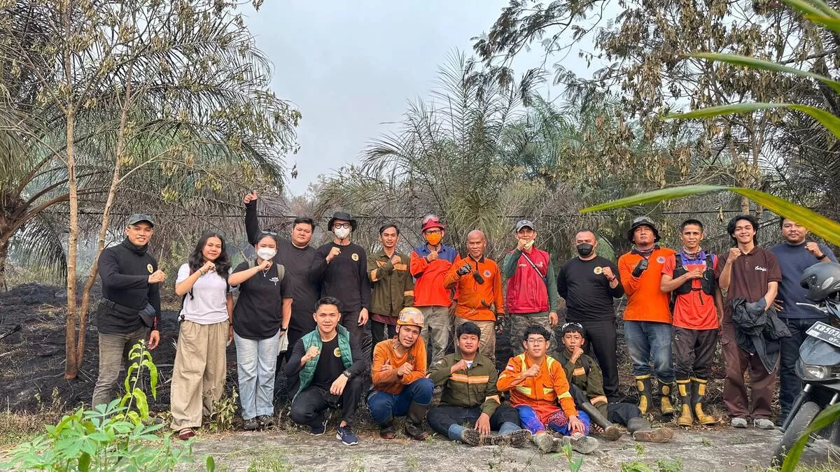  Pemuda Dayak Kota Pontianak (PDKP) turun langsung ke titik api di kawasan Parit Sebanyak, Kubu Raya, Senin (24/8/2026), membawa minuman untuk petugas pemadam dari BPBD Provinsi, Polda Kalbar dan damkar swasta. PDKP mengajak Selayar Kopitiam untuk mensupport es kopi susu dan lain - lain.  (Wilhelmus Triputra )