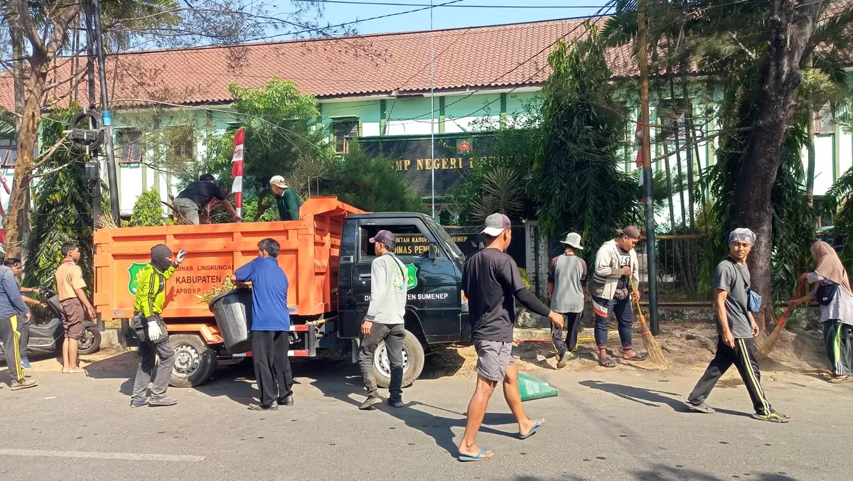 Persiapan Kunjungan Panglima TNI, Pemkab Sumenep Bersihkan Area GOR A. Yani