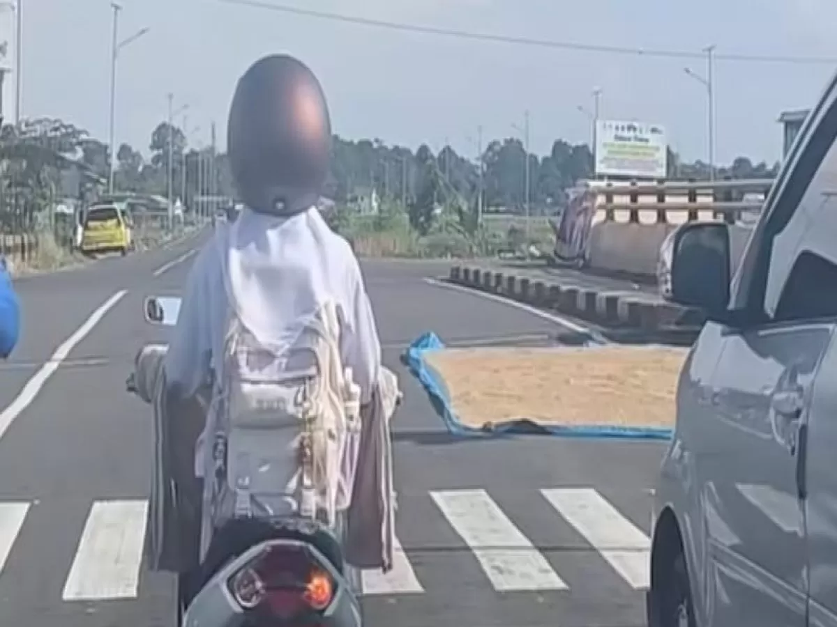 Viral gabah dijemur di ruas jalan di Maros, Sulawesi Selatan. (Instagram/@abdulgf.agc)