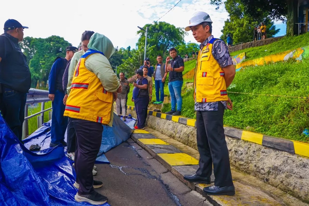 Wali Kota Bogor, Dedie A. Rachim, meninjau retakan di Jalan Saleh Danasasmita yang telah diperbaiki oleh Dinas Pekerjaan Umum dan Penataan Ruang (DPUPR) Kota Bogor. (dims - jurnalmetropolitan.com)