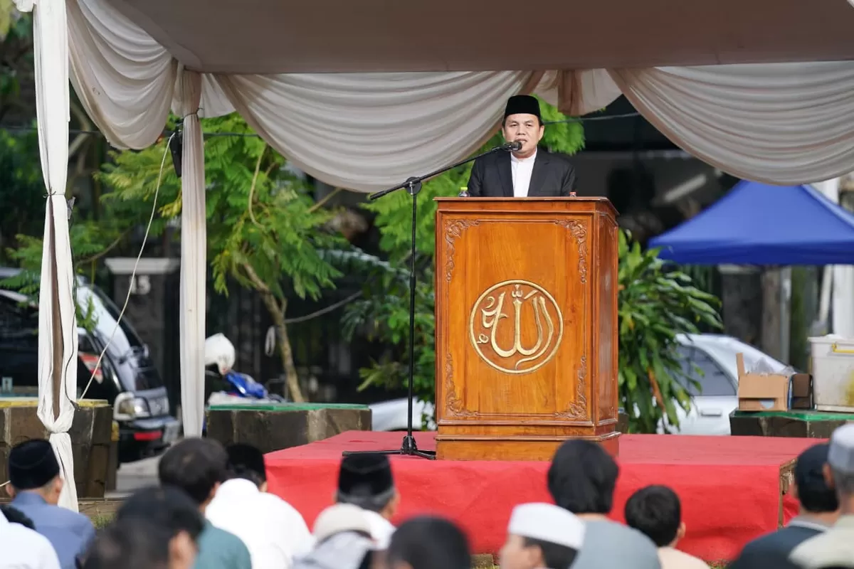 Jadi Khotib Sholat Idul Fitri, Adityawarman Adil Ingatkan Spirit Ramadhan (Dims / jurnalmetropolitan.com)