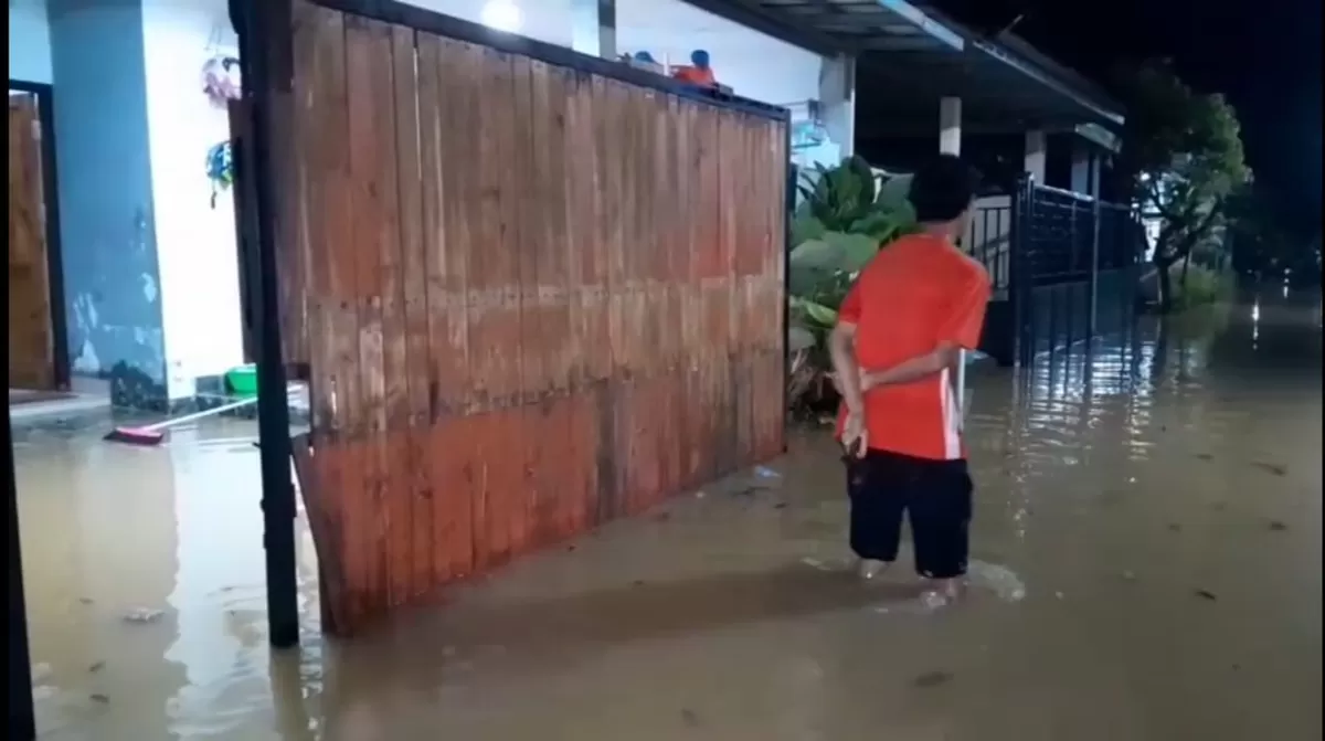 3 Hari Terendam Banjir 1 Meter, Ratusan Warga Puri Harmoni 8 Mengungsi di Masjid (dims / jurnalmetropolitan.com)