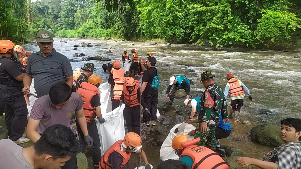 Aksi Bersih-Bersih Sungai Ciliwung di Kebun Raya Bogor (Dims - jurnalmetropolitan.com)