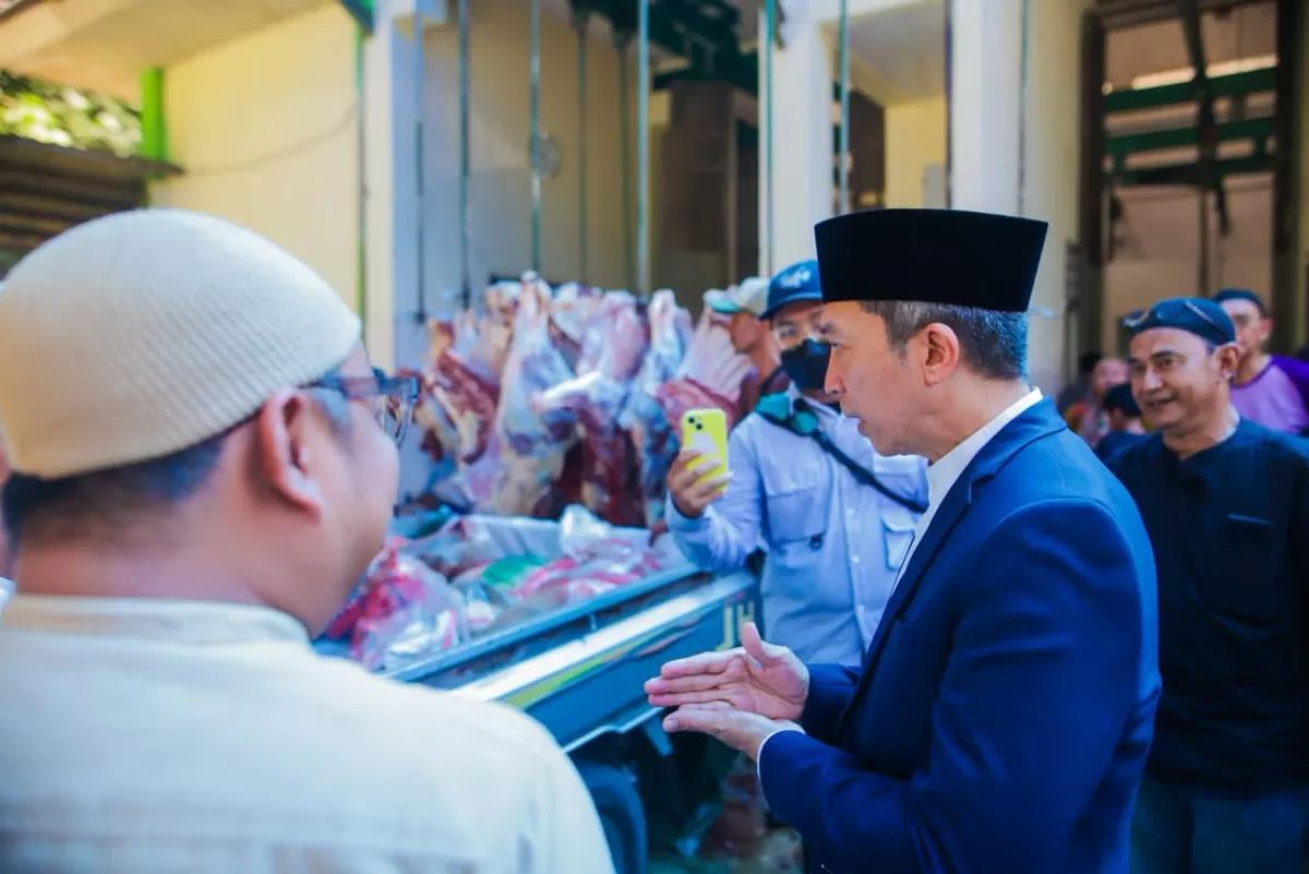 Dedie Rachim Tinjau Proses Penyembelihan Hewan Kurban di RPH (dims / jurnalmetropolitan.com)