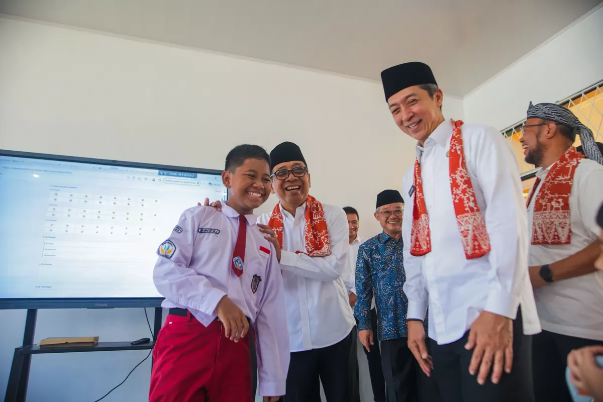 Smartboard Bantuan Presiden Prabowo Tingkatkan Kualitas Pembelajaran di SDN Cimahpar 5 (Dims)