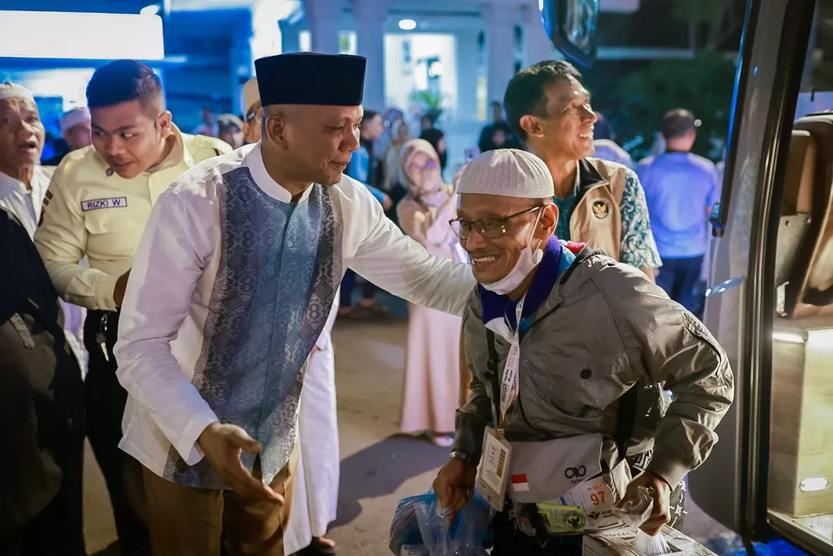 Tiba di Balai Kota, Jenal Mutaqin Sambut Kedatangan 433 Jamaah Haji (Dims)