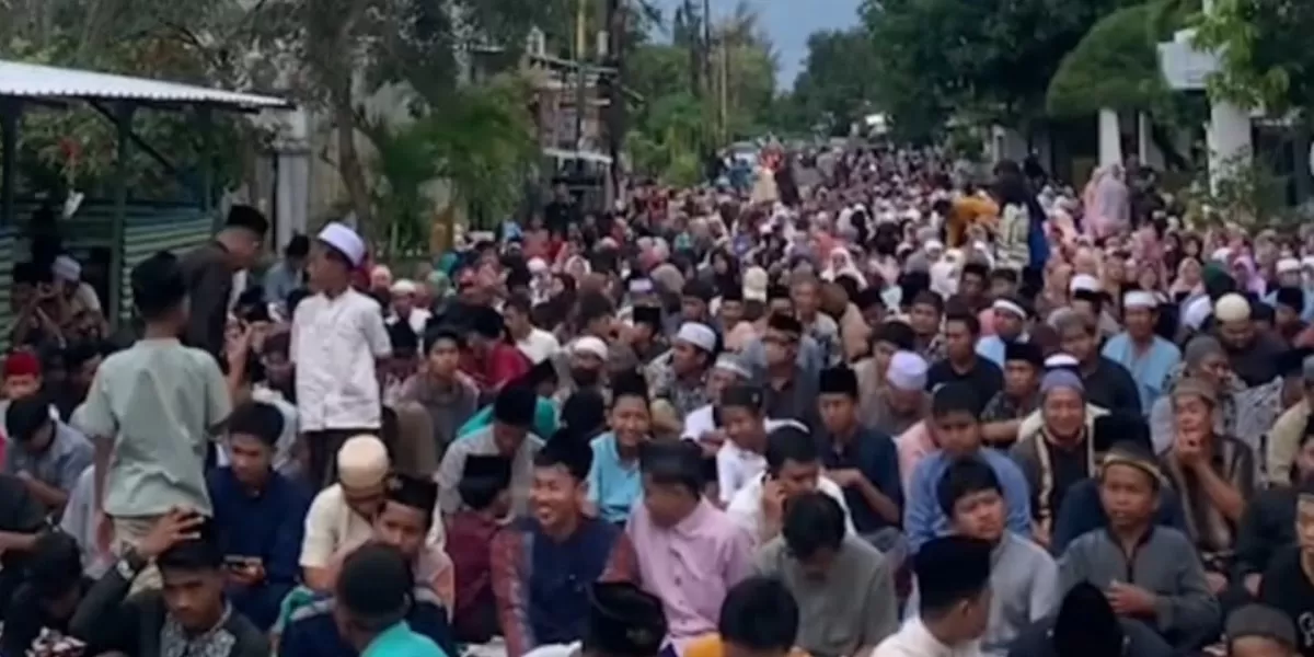  Viralnya video ribuan warga Sumenep, Jawa Timur mengantre panjang untuk mendapatkan tempat tarawih di bulan Ramadan 2026.  (Instagram.com/@undercover.id)