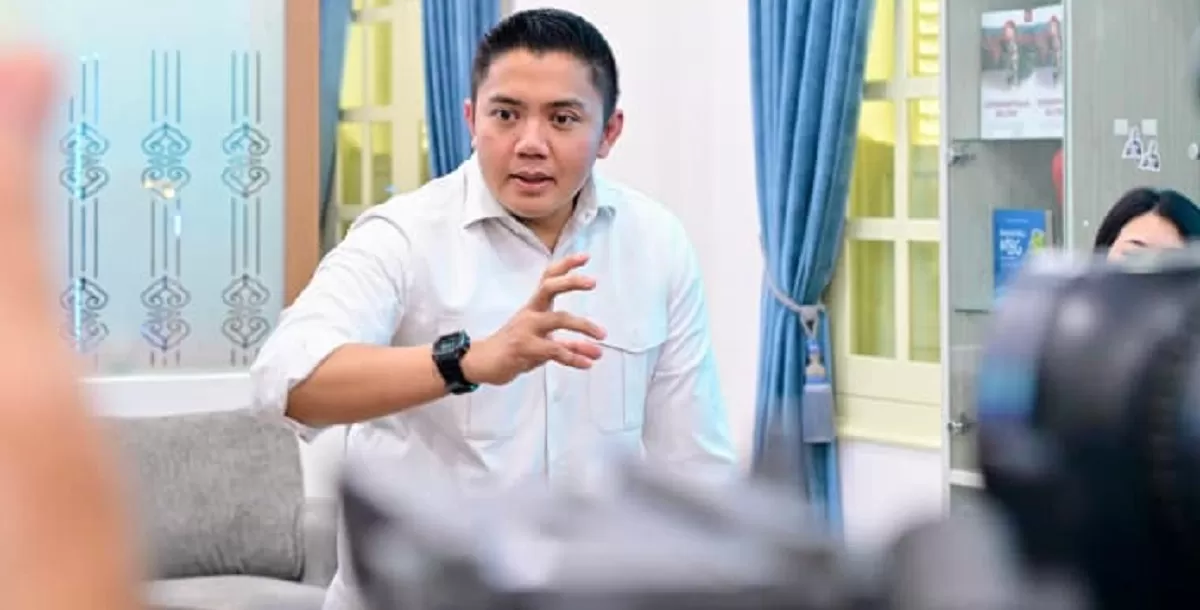 Seskab Teddy Indra Wijaya tepis kabar bahwa Presiden Prabowo memakai dua pesawat kepresidenan untuk lawatan luar negeri. (Facebook.com @Setkab RI)