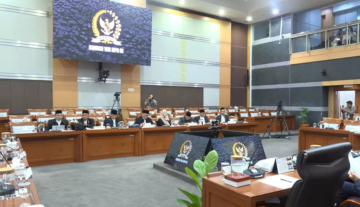 Ketua KBIHU Jawa Barat jadi sorotan usai menyebut jemaah haji lansia merepotkan jemaah lain. (YouTube/TV Parlemen)