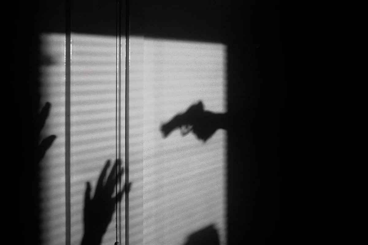 Ilustrasi Insiden kekerasan dan ancaman terhadap tukang tambal ban di Bandung melibatkan pria berinisial T (38), lengkap dengan senjata mirip pistol. (unsplash/Maxim Hopman)