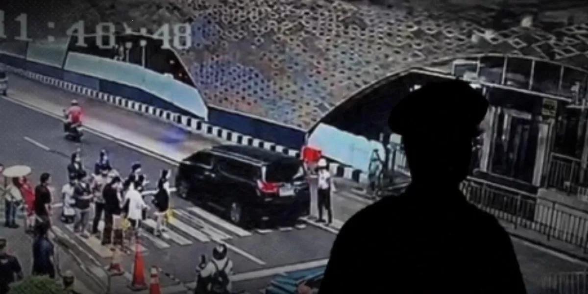 Menyoroti mediasi antara seorang satpam di Bundaran HI dengan pengemudi Alphard yang sempat viral disebut arogan di jalan raya. (Instagram.com/@katakitaig)