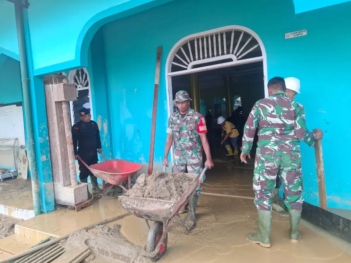TNI Angkatan Darat kembali menunjukkan komitmennya hadir untuk rakyat melalui aksi cepat pemulihan fasilitas pendidikan terdampak banjir dan tanah longsor di Kelurahan Pasar Sipirok, Kecamatan Sipirok, Kabupaten Tapanuli Selatan, Kamis (12/2/2026). (DOK.)