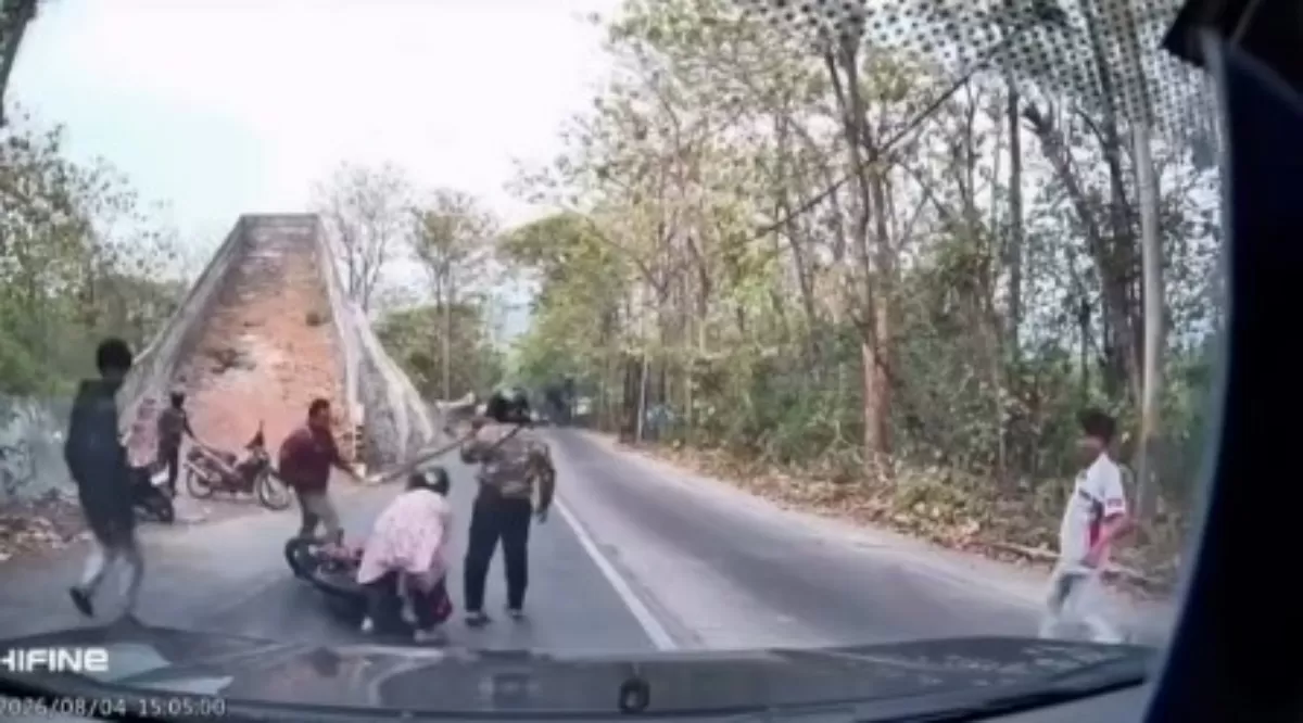 Waspada! Banyak Pemotor Terjatuh di Turunan Sigar Bencah Semarang Diduga Akibat Tumpahan Solar