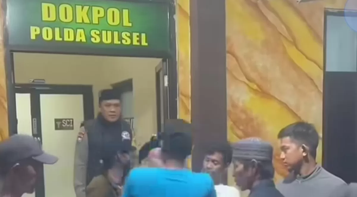 Keluarga Bripda DP yang histeris usai kabar meninggal dan dugaan penganiayaan oleh senior. (Instagram/makassar_folks)