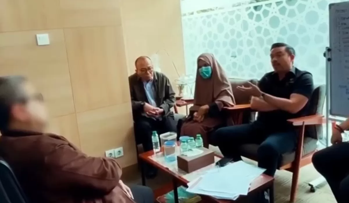 Inspeksi mendadak (sidak) Menteri UMKM Maman Abdurrahman di salah satu kantor Bank Syariah Indonesia (BSI) beberapa waktu lalu. (Foto: Ist)