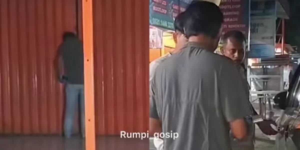 Menyoroti insiden viral karyawan kios ayam geprek di Bekasi, Jawa Barat ditemukan tak bernyawa di dalam freezer. (Instagram.com/@rumpi_gosip)