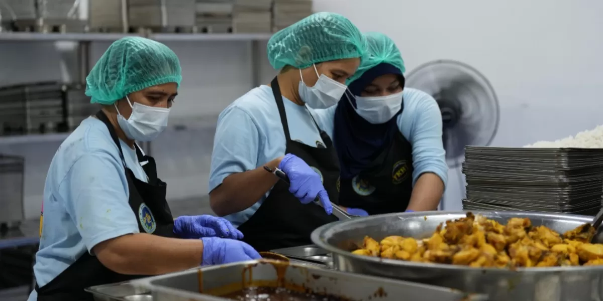 Menyoroti wacana pembagian ompreng Makan Bergizi Gratis (MBG) berbasis kantin sekolah. (Dok. BGN)