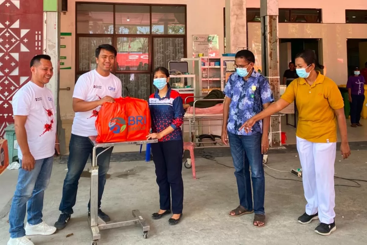 BRI Peduli bergerak cepat membantu korban gempa Flores NTT dengan menyalurkan makanan, air mineral, beras, minyak goreng, dan obat. (Dok. BRI )