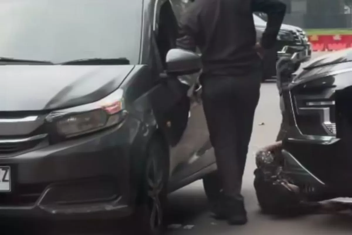 Dugaan oknum gesek nomor rangka mobil di kawasan parkiran GBK, Jakarta Pusat. (Threads/dr.debby_linn)