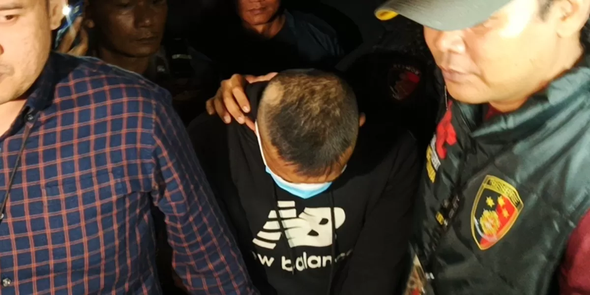 Tersangka kasus penganiayaan dan penyekapan, Taufik Hidayat saat digelandang ke gedung Ditreskrimum Polda Jawa Barat. (AyoBandung.com/Gilang Fathu Romadhan)