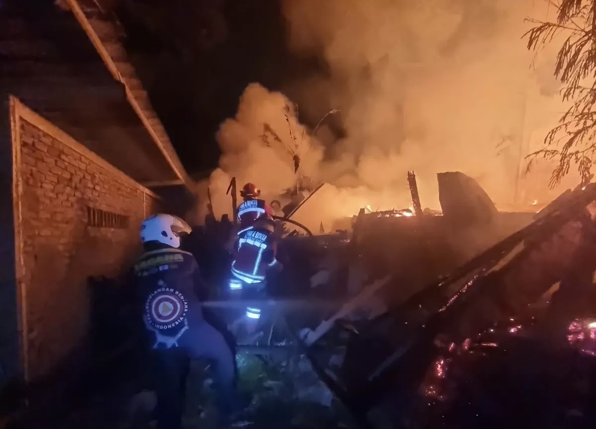Korsleting Listrik, Dua Rumah di Cipatat Bandung Barat Ludes Terbakar ...
