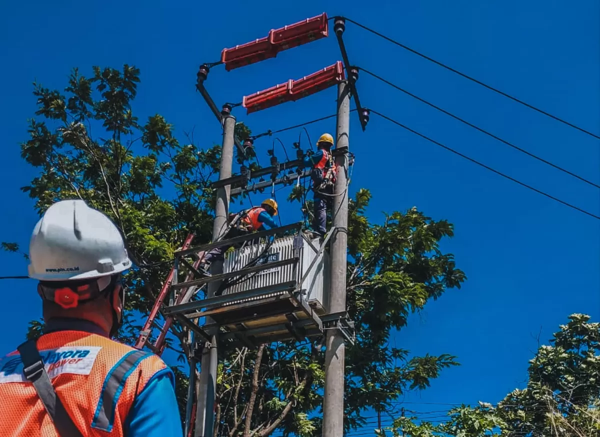 Ilustrasi petugas PLN secara rutin melakukan pemeliharaan infrastruktur untuk menjaga keandalan pasokan listrik bagi masyarakat. (Dok. PLN)