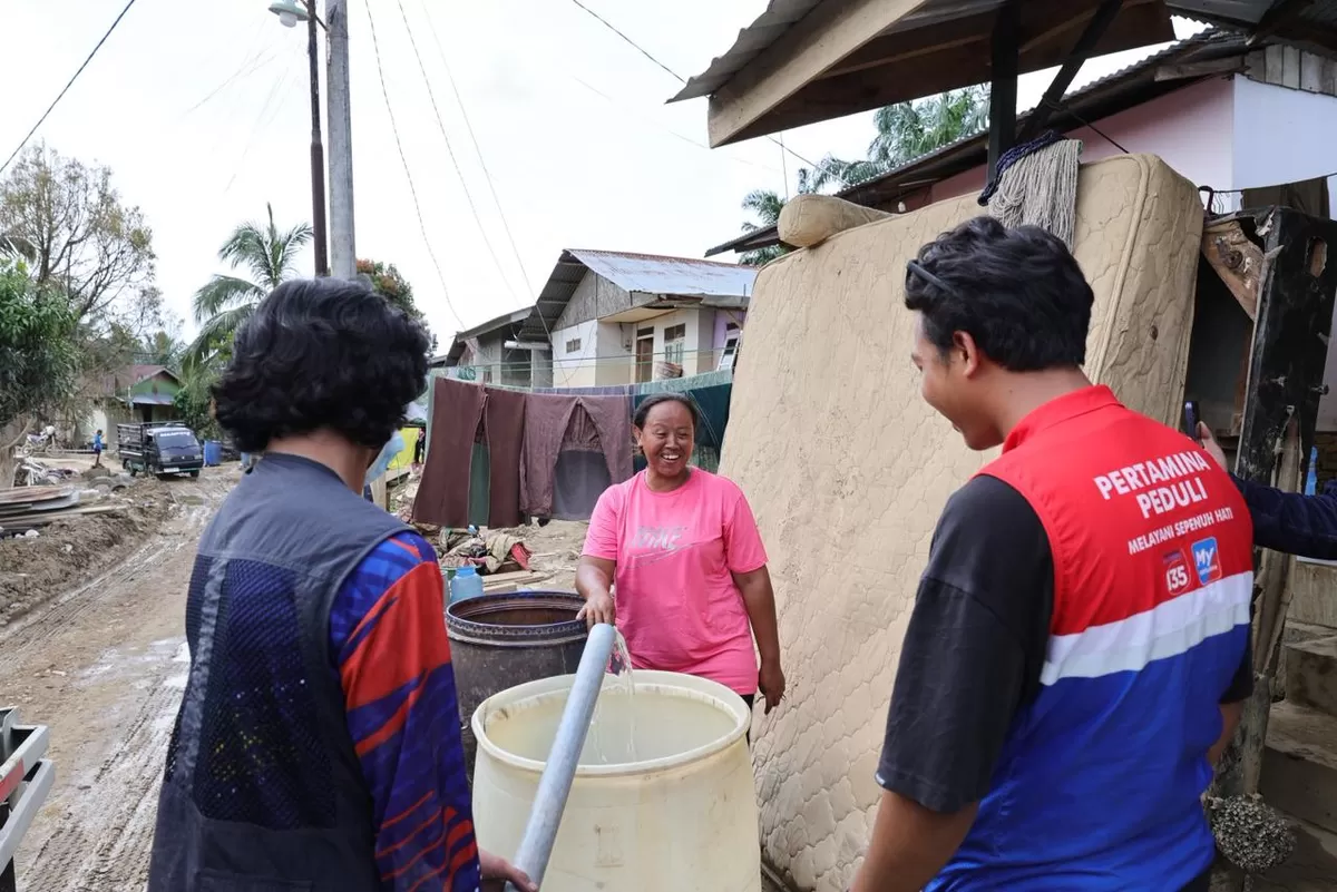Pertamina melalui program Pertamina Peduli menyalurkan bantuan air bersih ke wilayah Kebun Tanah Kerban, Karang Baru, Aceh tamiang, Aceh, Kamis, (1/01/2026). (Dok. Pertamina)