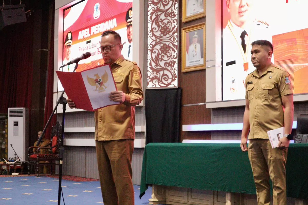 Waki Wali Kota Manado saat memimpin Apel Perdana (Ist)