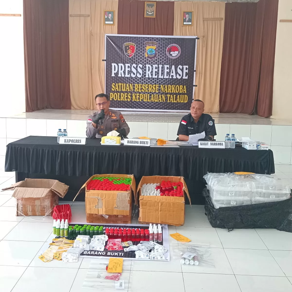 Kapolres Kepulauan Talaud, AKBP Arie Sulistyo Nugroho, S.I.K, M.H, didampingi Kasat Res Narkoba, IPTU Yulham Azhar, S.H., M.M.,MH  (Nelson Sangadi)